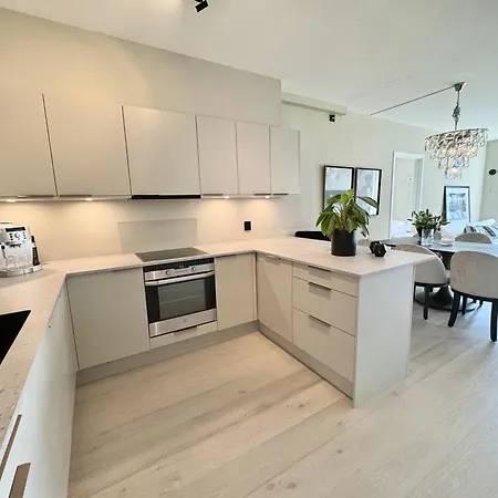 Spacious & Modern - - - Sea View